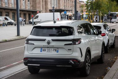 Mulhouse - Fransa - 10 Ekim 2024 - Beyaz Renault Espace 'in arka görüntüsü sokağa park edildi