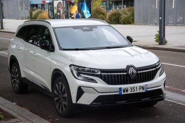 Mulhouse - Fransa - 10 Ekim 2024 - Sokağa park edilmiş beyaz Renault Espace manzarası