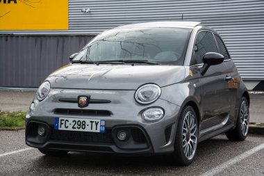 Mulhouse - Fransa - 15 Ekim 2024 - Gri Abarth 595 'in caddeye park edilmiş ön görüntüsü 