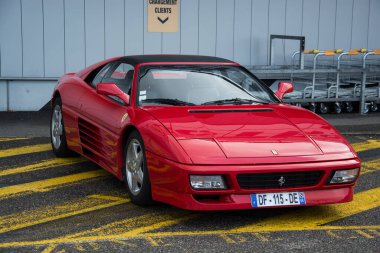 Mulhouse - Fransa - 15 Ekim 2024 - Caddeye park edilmiş kırmızı ferrari 348 'in ön görüntüsü