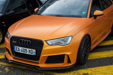 Turuncu Audi RS3 'ün önü sokağa park edilmiş.