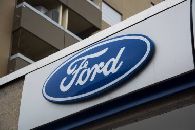 Basel - İsviçre - 15 Ekim 2024 - Caddedeki Ford tabelasına yakın çekim