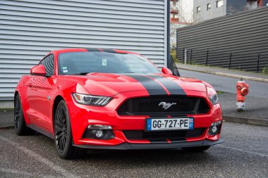 Mulhouse - Fransa - 13 Ekim 2024 - Caddeye park edilmiş kırmızı Ford Mustang 500 GT 'nin ön görüntüsü