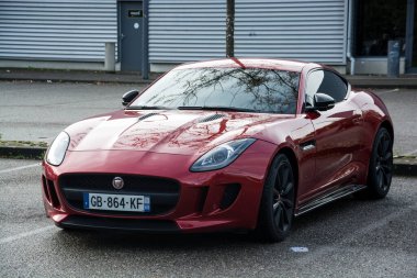 Mulhouse - Fransa - 13 Ekim 2024 - caddeye park etmiş kırmızı jaguar F tipi üstü açık arabanın ön görüntüsü