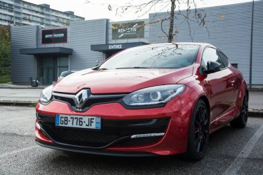 Mulhouse - Fransa - 13 Ekim 2024 - Caddeye park edilmiş kırmızı renault megane RS 'nin ön görüntüsü