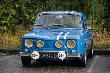 Mulhouse - Fransa - 13 Ekim 2024 - R8 model antika R8 gordini 'nin caddeye park edilmiş ön görüntüsü