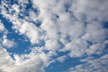 Güzel bulutlu mavi gökyüzü arkaplanı manzarası