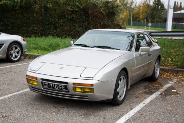 Mulhouse - Fransa - 10 Kasım 2024 - Gri Porsche 944 'ün ön görüntüsü sokağa park edilmiş.