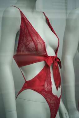 Moda mağazasının vitrininde kırmızı erotik iç çamaşırlarına yakın çekim.