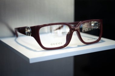 Mulhouse - Fransa - 1 Ocak 2025 - Optisyen moda yara galerisinde Gucci gözlükleri kapatıldı