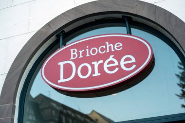 Strasbourg - Fransa - 11 Ocak 2025 - Caddedeki ünlü Fransız fırınının Brioche doree logosu