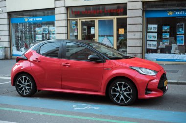 Strasbourg - Fransa - 11 Ocak 2025 - sokağa park edilmiş kırmızı toyota yaris profili