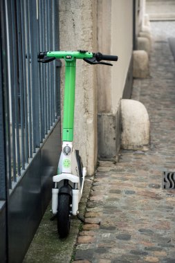  Basel - İsviçre - 15 Ocak 2025 - Sokağa park etmiş elektrikli scooter manzarası