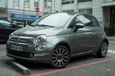 Mulhouse - Fransa - 16 Şubat 2025 - Gri Fiat 500 'ün sokağa park edilmiş ön görüntüsü