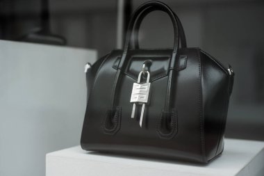 Mulhouse - Fransa - 16 Şubat 2025 Givenchy 'nin lüks bir moda mağazasındaki siyah deri çantasına yakın çekim