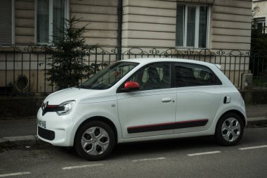 Mulhouse - Fransa - 28 Şubat 2025 - sokağa park etmiş beyaz Renault twingo 3 profili