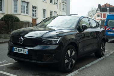 Mulhouse - Fransa - 28 Şubat 2025 - Siyah Volvo XC 40 SUV arabasının ön görüntüsü sokağa park edilmiş