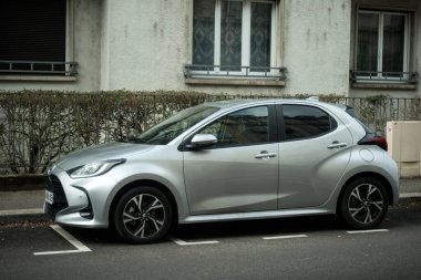 Mulhouse - Fransa - 2 Mart 2025 - Gri Toyota 'nın caddede park halindeki görüntüsü