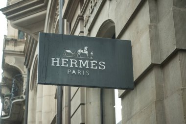 Basel - İsviçre - 12 Mart 2025 - Hermes 'in logosu caddenin karşısındaki lüks mağazanın tabelasında 