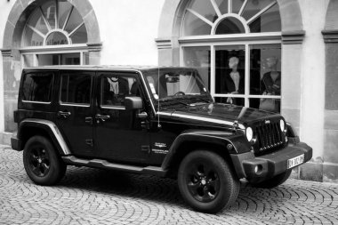 Mulhouse - Fransa - 14 Mart 2025 - Caddeye park etmiş siyah Jeep Wrangler 'in ön görüntüsü