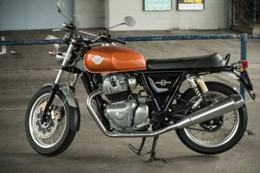 Basel - İsviçre - 18 Mart 2025 - Sokağın ortasına park etmiş Royal Enfield motorsikleti profili