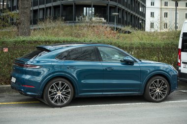 Basel - İsviçre, 24 Mart 2025 - sokağa park edilmiş mavi Porsche cayenne profili