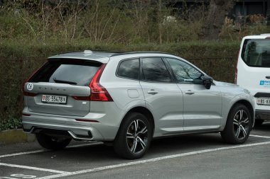 Basel - İsviçre, 24 Mart 2025 - Gri Volvo XC60 'ın arka manzarası sokağa park edildi