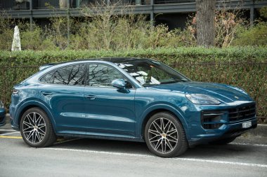 Basel - İsviçre, 24 Mart 2025 - sokağa park edilmiş mavi Porsche cayenne profili