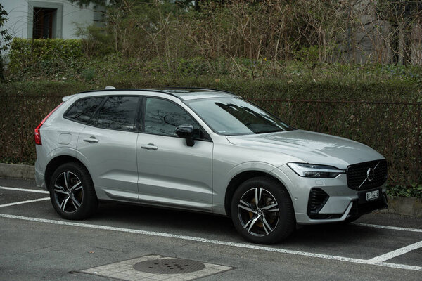 Базель - Швейцария, 24 марта 2025 - вид серого Volvo XC60, припаркованного на улице