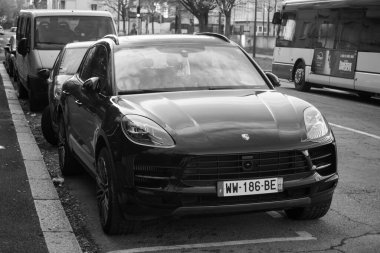 Mulhouse - Fransa - 30 Mart 2025 - Sokakta park etmiş siyah Porsche Cayenne manzarası