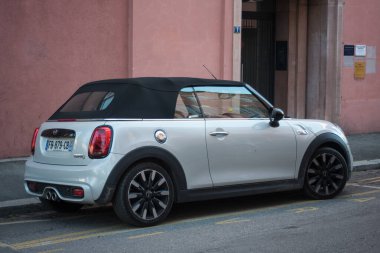 Mulhouse - Fransa - 4 Nisan 2025 - Gri mini Cooper S üstü açık arabasının arka manzarası caddeye park edilmiş.