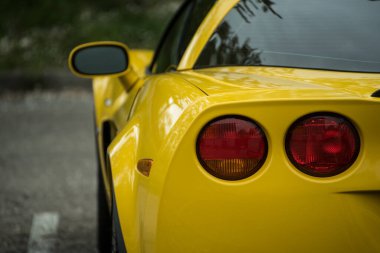 Mulhouse - Fransa - 13 Nisan 2025 - Sokaktaki sarı Chevrolet Corvette 'in dikiz manzarası