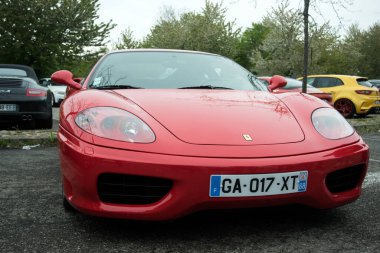 Mulhouse - Fransa - 13 Nisan 2025 - Ferrari F360 modena 'nın sokak manzarası