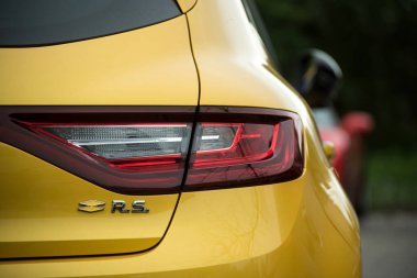 Mulhouse - Fransa - 13 Nisan 2025 - Caddeye park edilmiş sarı Renault Megane RS 'nin arka görüntüsü