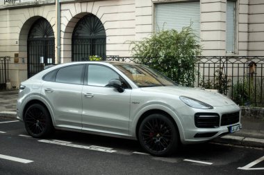 Mulhouse - Fransa - 20 Nisan 2025 - Gri Porsche Cayenne 'in caddeye park edilmiş görüntüsü