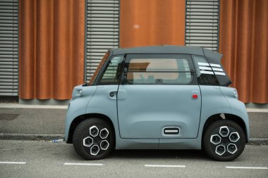 Wittenheim - Fransa - 26 Nisan 2025 - Citroen Ami 'nin profil görüntüsü, caddeye park etmiş ehliyetsiz ünlü Fransız elektrikli arabası