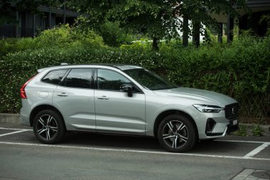 Basel - İsviçre - 20 Mayıs 2025 - Gri Volvo XC60 'ın caddeye park edilmiş görüntüsü