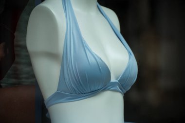 Moda mağazasının vitrininde mavi bikinili sütyen.