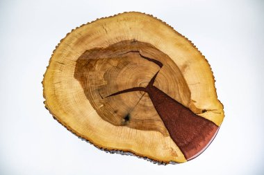 Kahve masası, oturma odası masası. Reçine el yapımı ahşap masa. Beyaz bir arkaplanda.