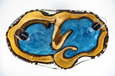 Kahve masası, oturma odası masası. Reçine el yapımı ahşap masa. Beyaz bir arkaplanda.