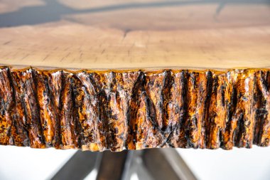 Kahve masası, oturma odası masası. Reçine el yapımı ahşap masa. Beyaz bir arkaplanda.