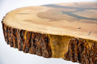 Kahve masası, oturma odası masası. Reçine el yapımı ahşap masa. Beyaz bir arkaplanda.