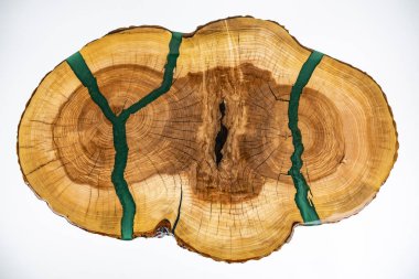 Kahve masası, oturma odası masası. Reçine el yapımı ahşap masa. Beyaz bir arkaplanda.