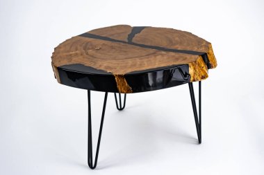 Kahve masası, oturma odası masası. Reçine el yapımı ahşap masa. Beyaz bir arkaplanda.