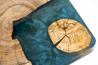 Kahve masası, oturma odası masası. Reçine el yapımı ahşap masa. Beyaz bir arkaplanda.