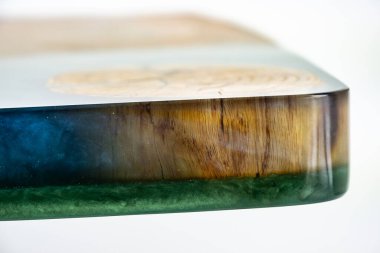 Kahve masası, oturma odası masası. Reçine el yapımı ahşap masa. Beyaz bir arkaplanda.