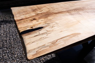 Kahve masası, oturma odası masası. Reçine el yapımı ahşap masa. Beyaz bir arkaplanda.