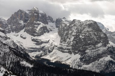 Madonna di Campiglio ve ursus kar parkının hava aracı görüntüsü Val Rendena dolomitleri Trentino İtalya 'da kışın
