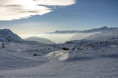 Madonna di Campiglio ve ursus kar parkının hava aracı görüntüsü Val Rendena dolomitleri Trentino İtalya 'da kışın