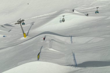 Madonna di Campiglio ve ursus kar parkının hava aracı görüntüsü Val Rendena dolomitleri Trentino İtalya 'da kışın